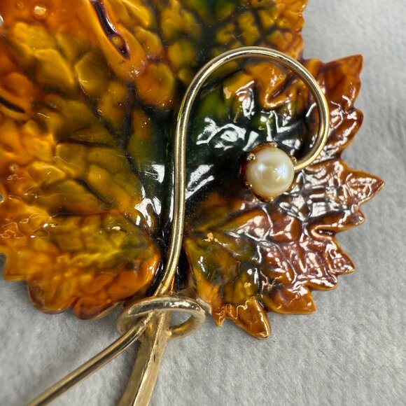 Vintage Maple Leaf Brooch With Gold-Tone Metal & Enamel Finish Pearl Accent - Picture 7 of 16